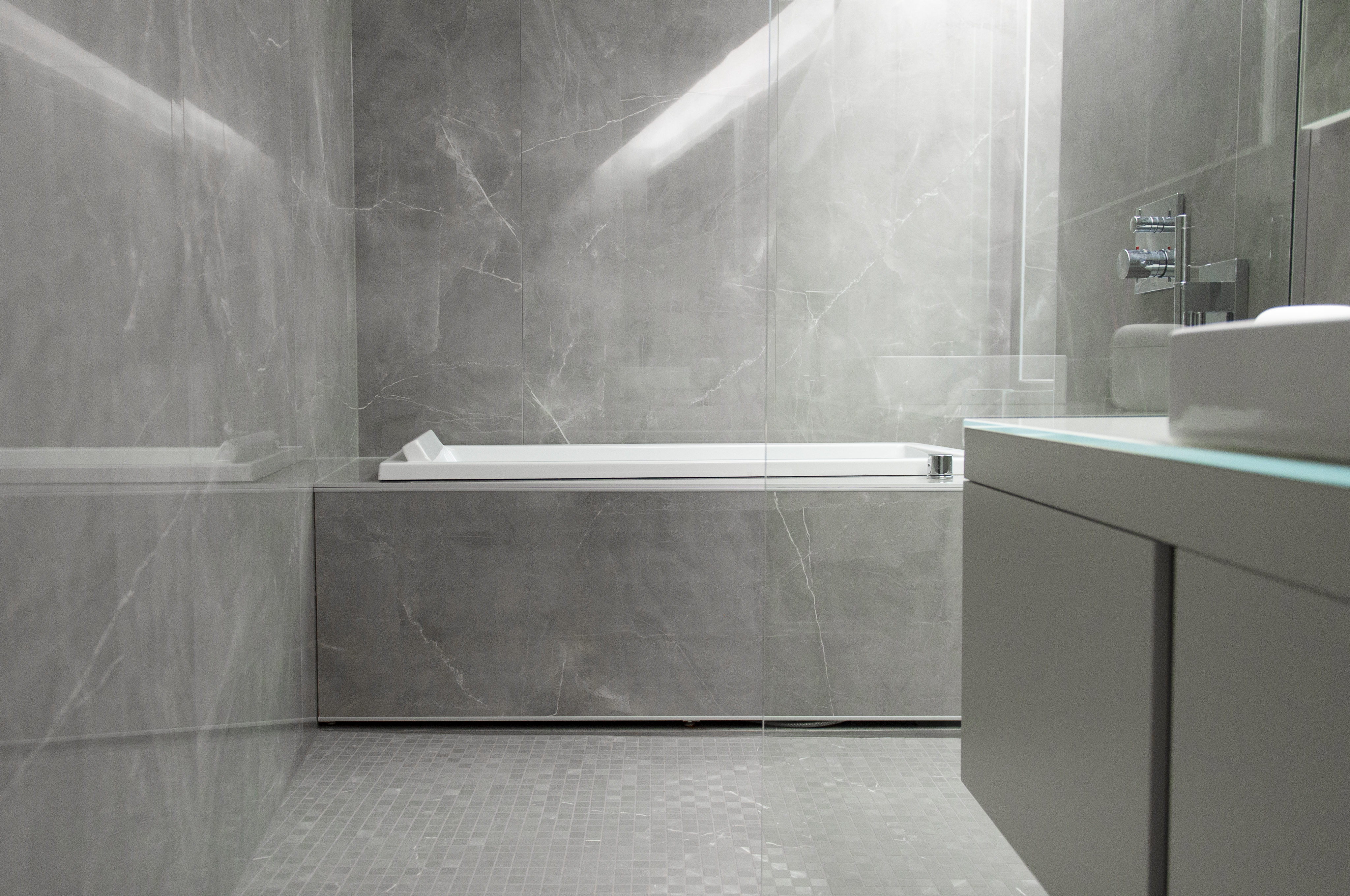 ABL-Laatat - referenssit - harmaa marmorikuvioinen kylpyhuone