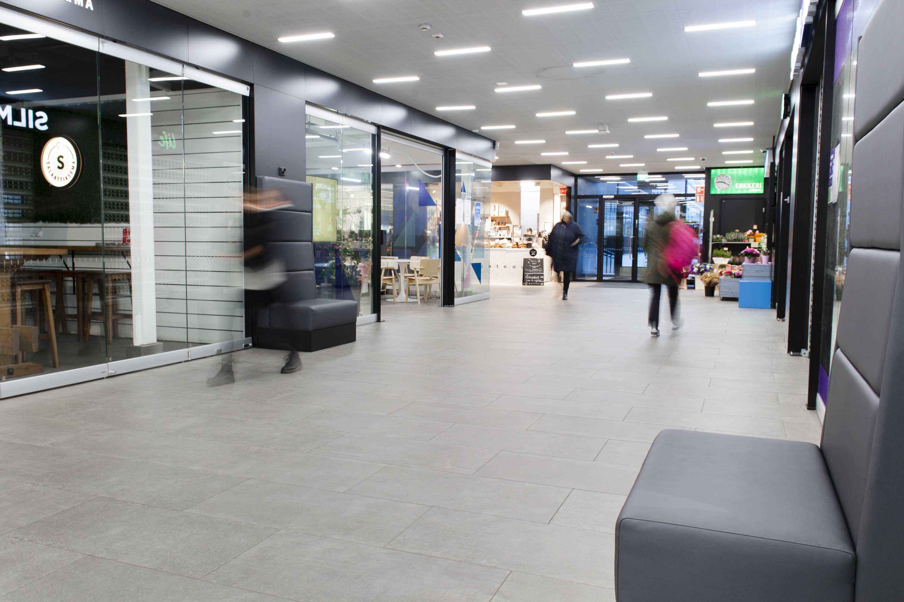 Lauttis on Lauttasaaren kauppakeskus ja metroasema. Kiireisen liikenneaseman ja kauppakeskuksen lattioihin valittiin julkisten tilojen rasitusta kestävät keraamiset lattialaatat ABL-Laatoilta.