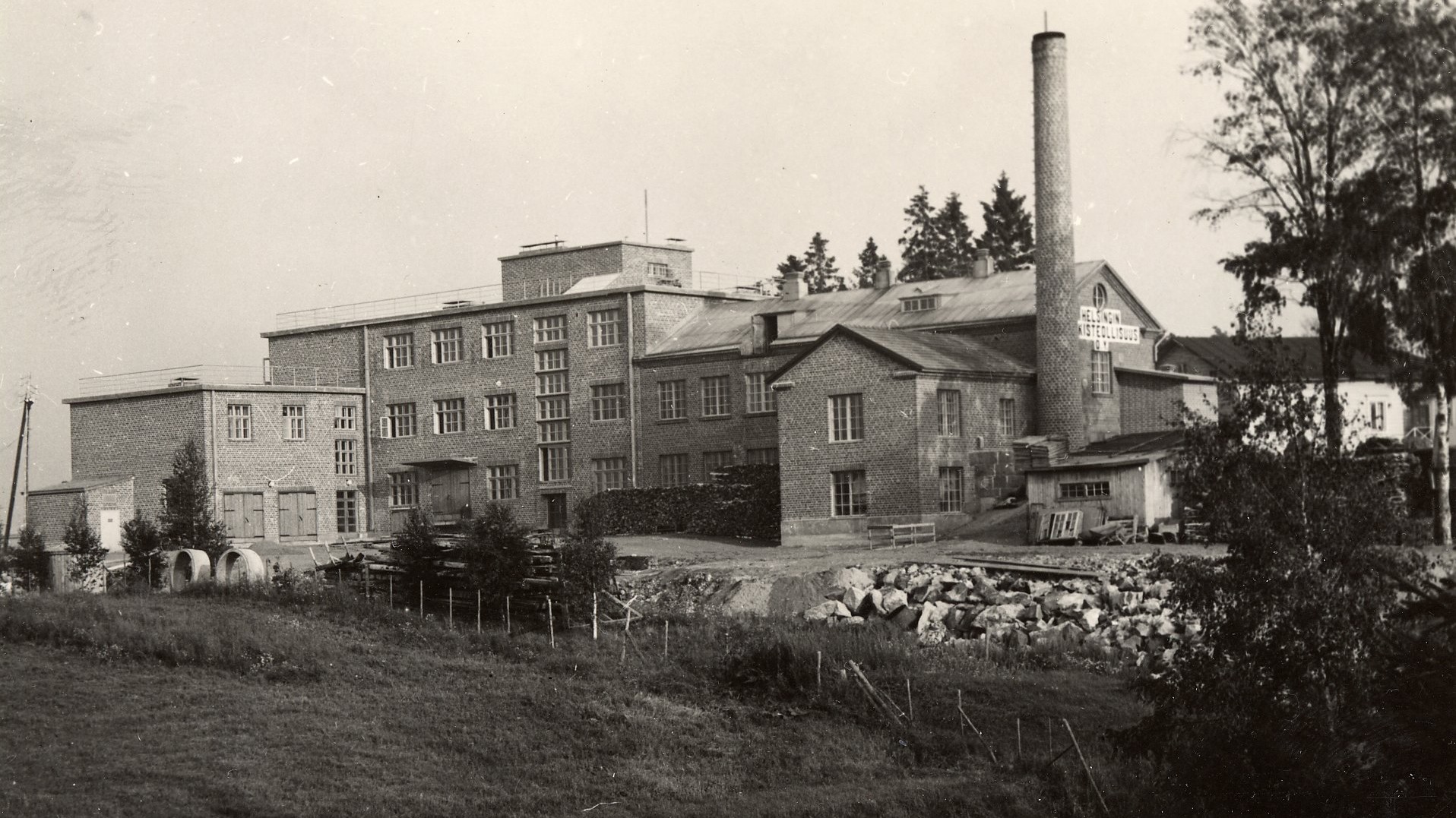 ABL-Laatat - laattojen kotitalo sijaitsee yli 100-vuotiaassa tehdaskiinteistössä Helsingin Siltamäessä.