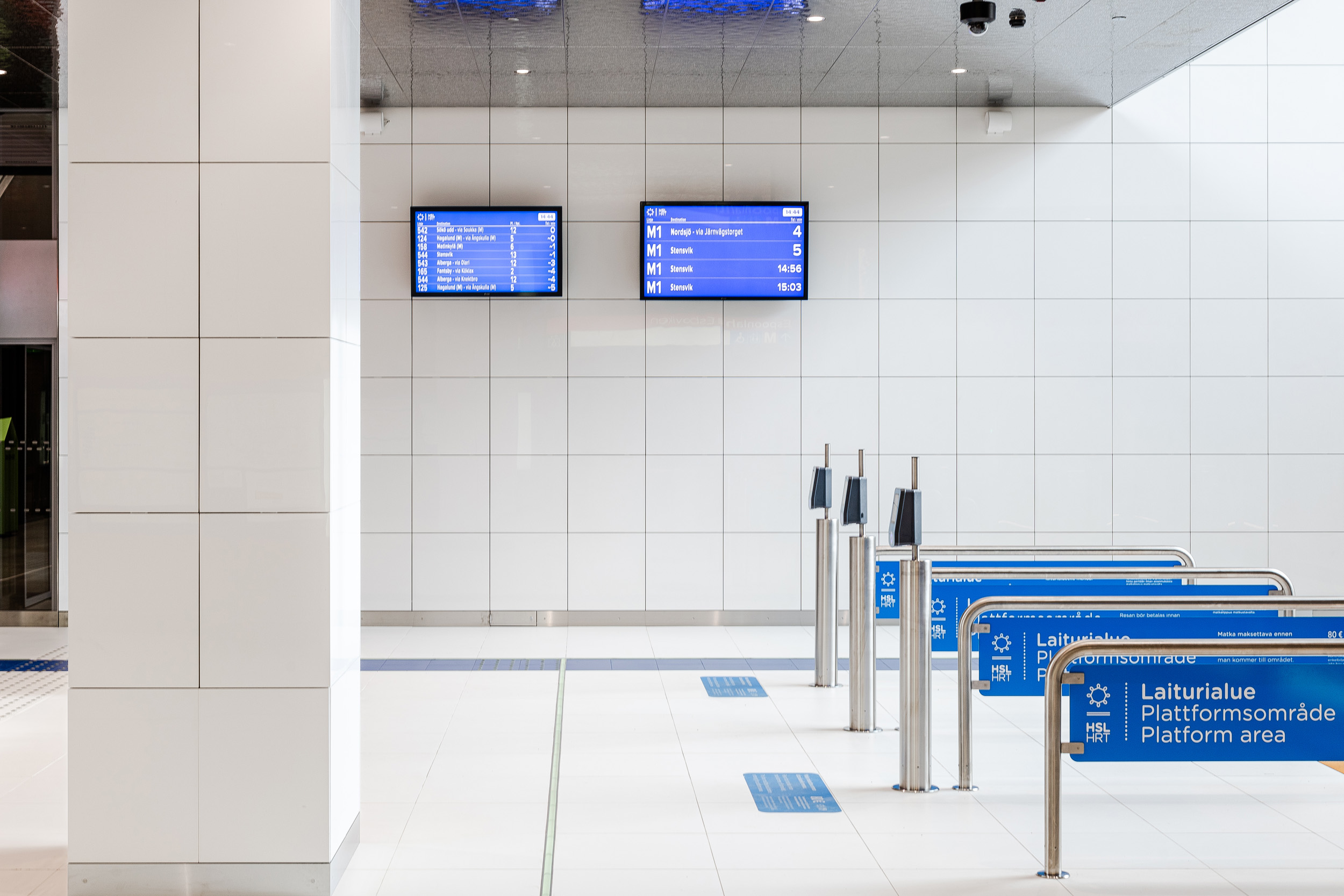 Espoonlahden metroaseman seiniä verhoavat valkoiset keraamiset julkisivulevyt.